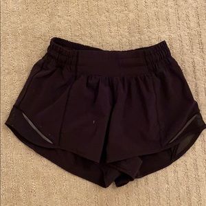 Lululemon Black Hotty Hot Shorts 2.5 Inch Size 2